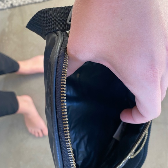 Black leather Fanny pack gold zipper adjustable - Picture 4 of 4